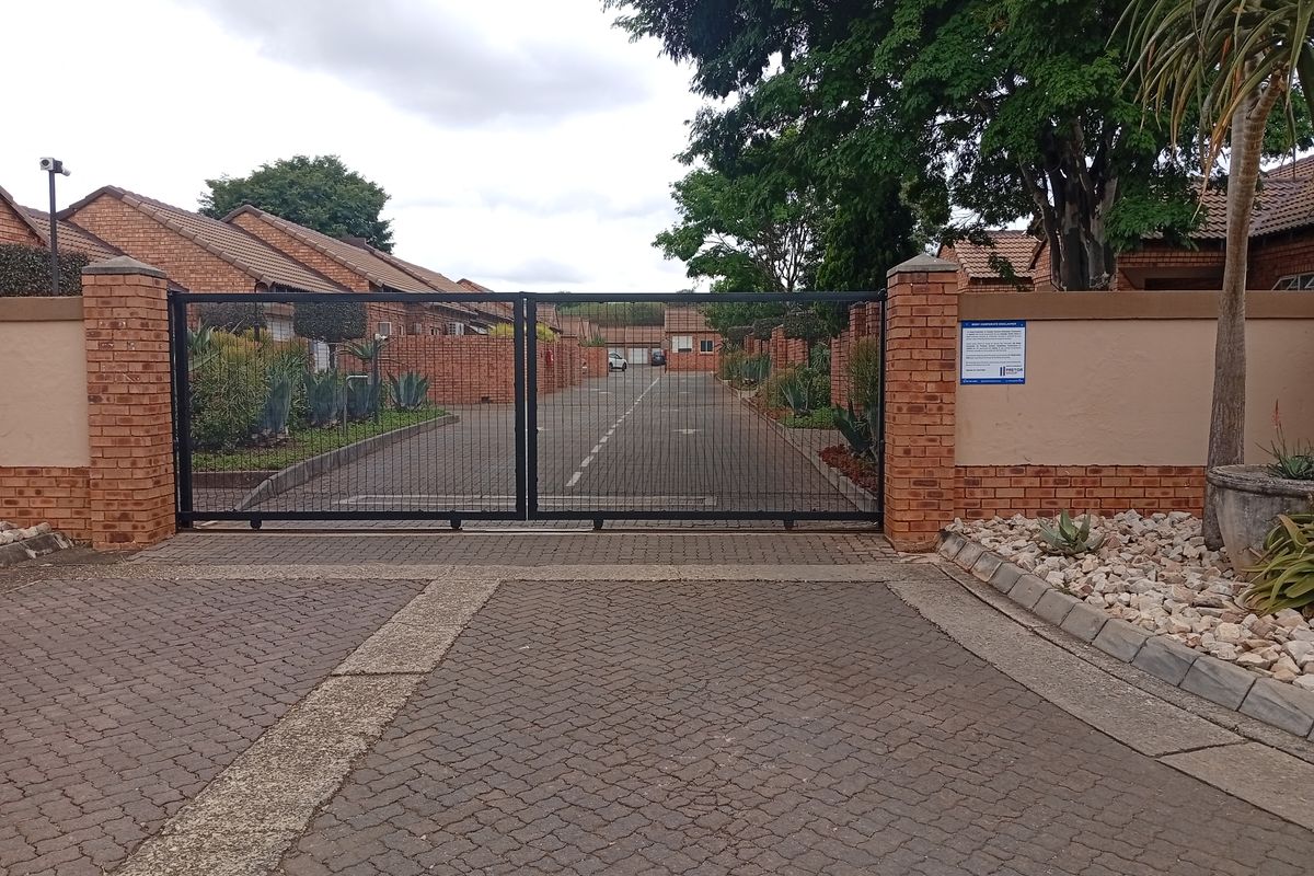 Townhouse Rental Monthly In Pretoria - Photo 3