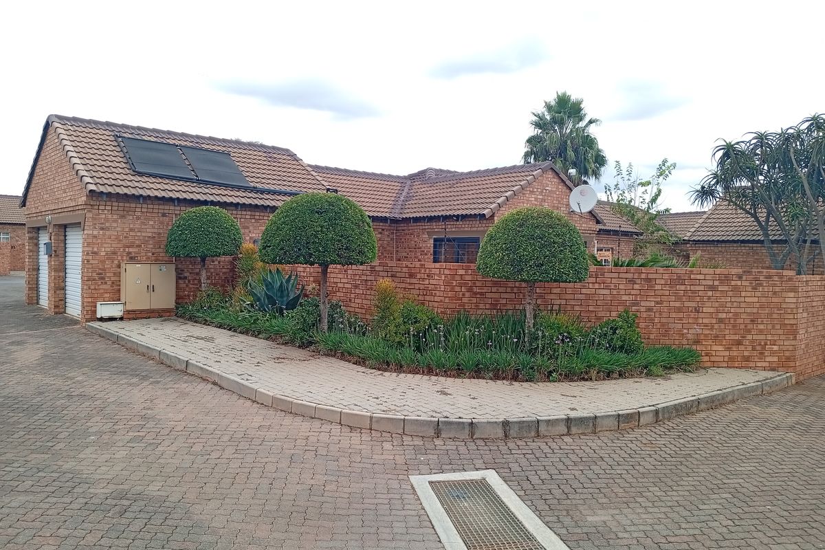 Townhouse Rental Monthly In Pretoria - Photo 4