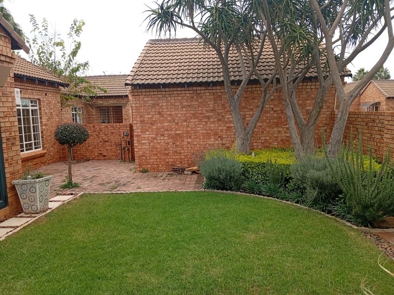 Townhouse Rental Monthly In Pretoria - Photo 9