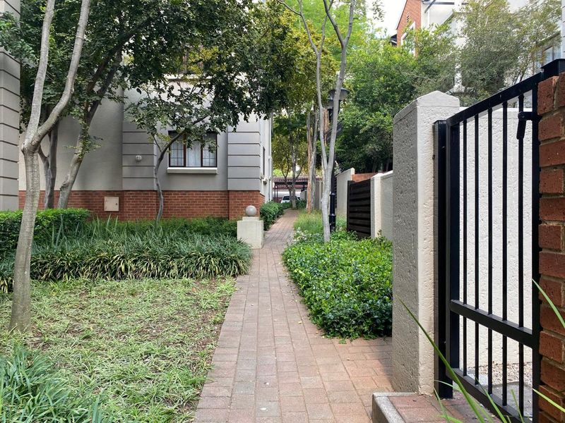 Modern, compact, and full of charm - Photo 2