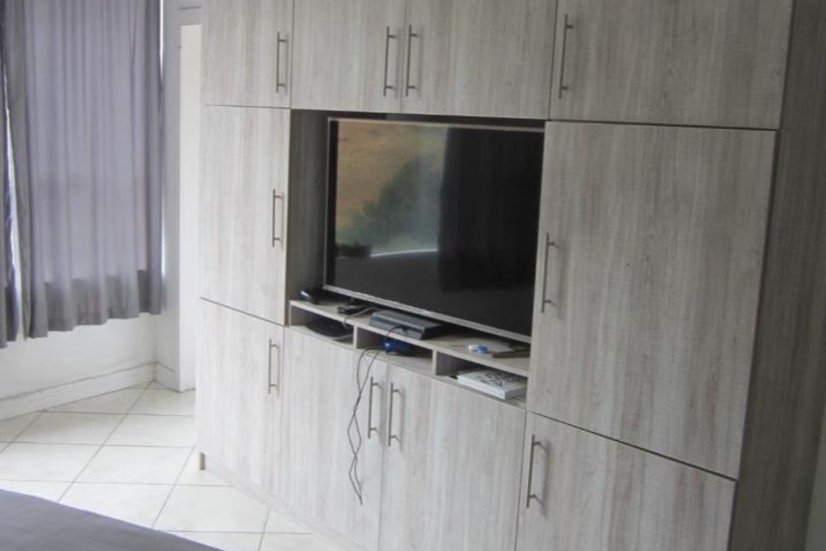 0.5 Bedroom Apartment to rent in Vredehoek - Photo 3