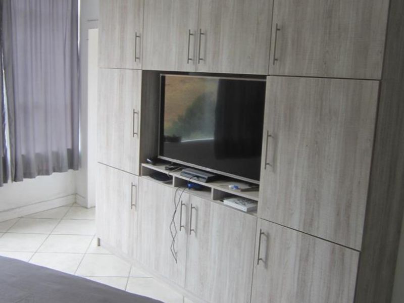 0.5 Bedroom Apartment to rent in Vredehoek - Photo 3