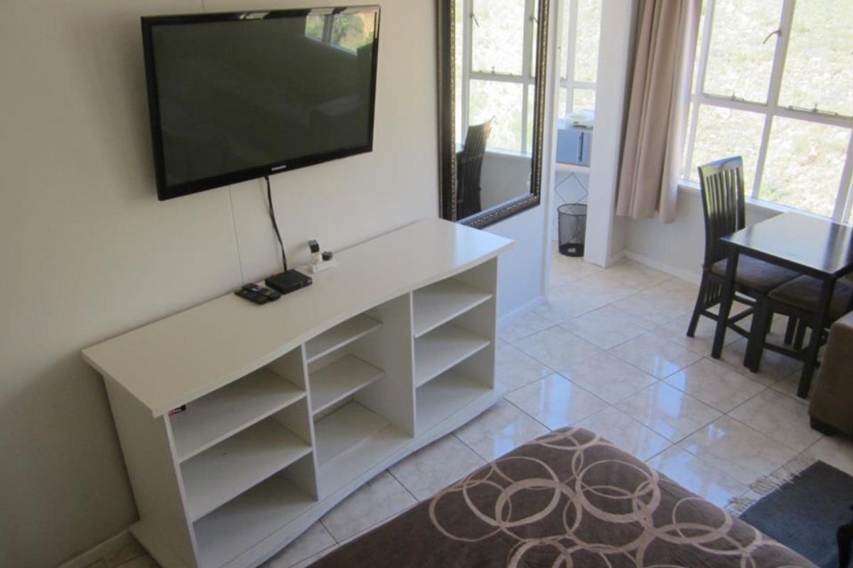 0.5 Bedroom Apartment to rent in Vredehoek - Photo 4