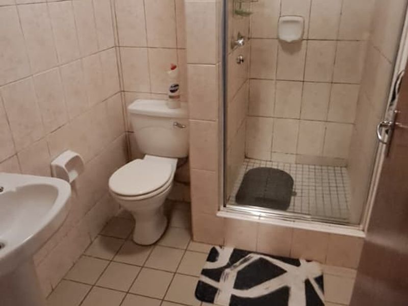 SHARING FLAT WITH MALE - 1 BEDROOM TO RENT - water included in rent - Photo 2