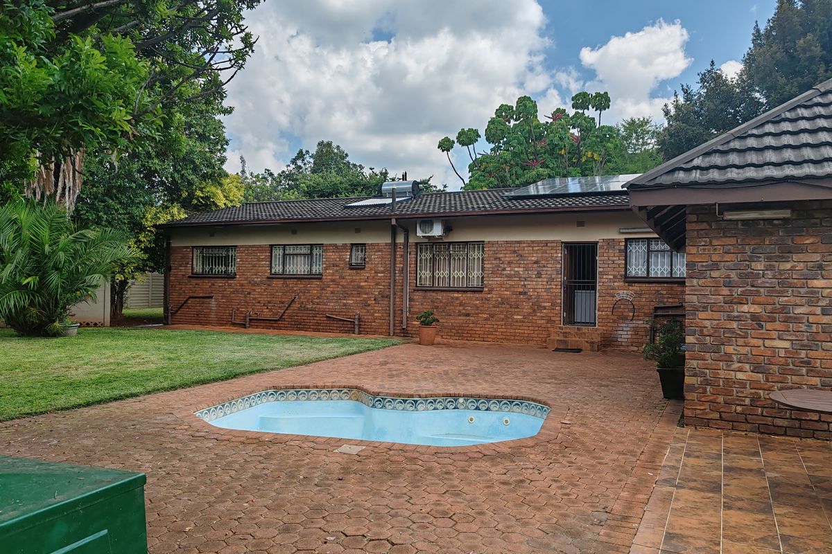 Spacious 4-Bedroom Family Home to Let in Mooinooi - Photo 2