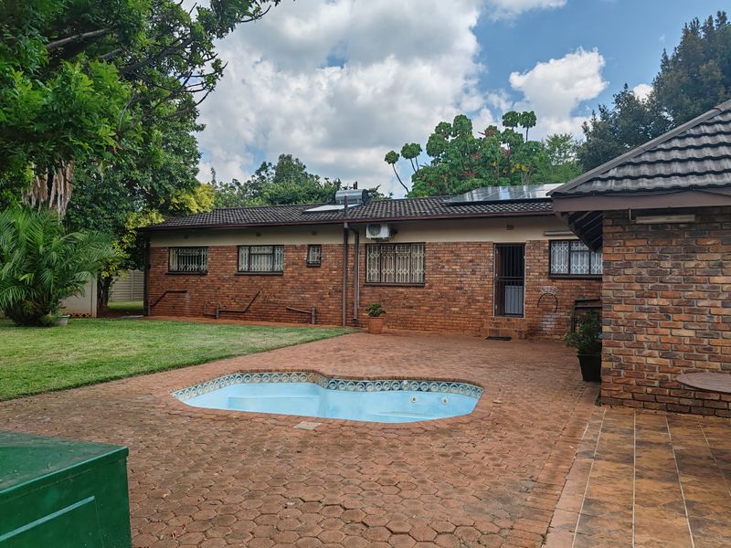 Spacious 4-Bedroom Family Home to Let in Mooinooi - Photo 2