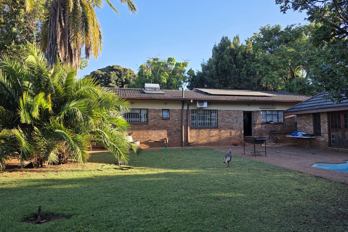 Spacious 4-Bedroom Family Home to Let in Mooinooi - Photo 4