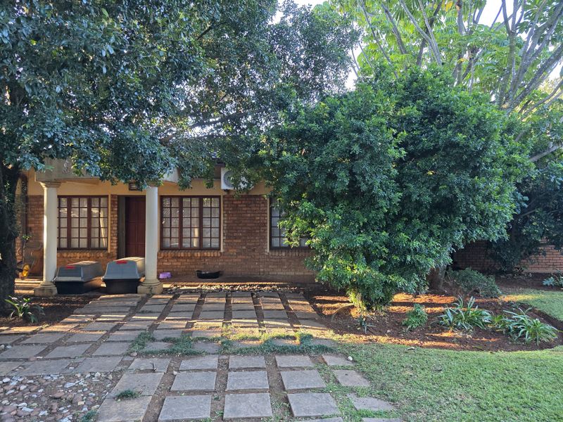 Spacious 4-Bedroom Family Home to Let in Mooinooi - Photo 7