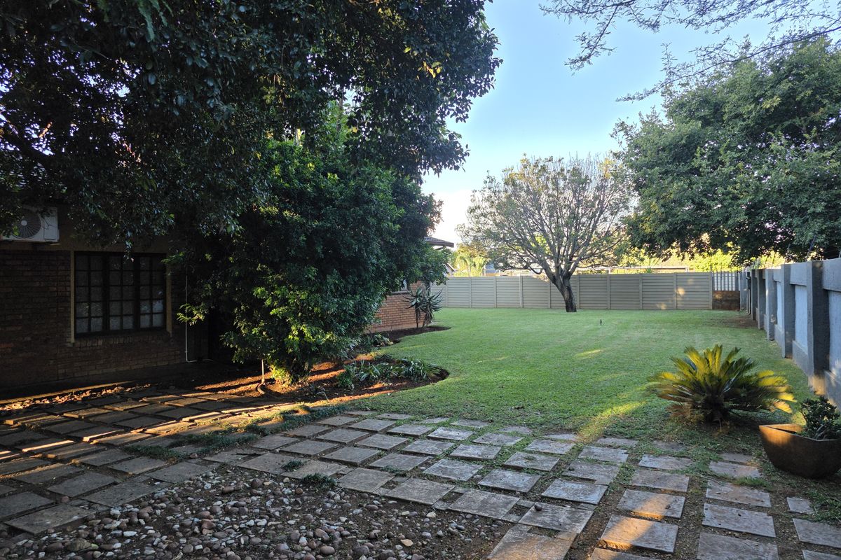 Spacious 4-Bedroom Family Home to Let in Mooinooi - Photo 3