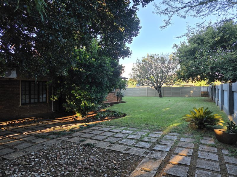 Spacious 4-Bedroom Family Home to Let in Mooinooi - Photo 3