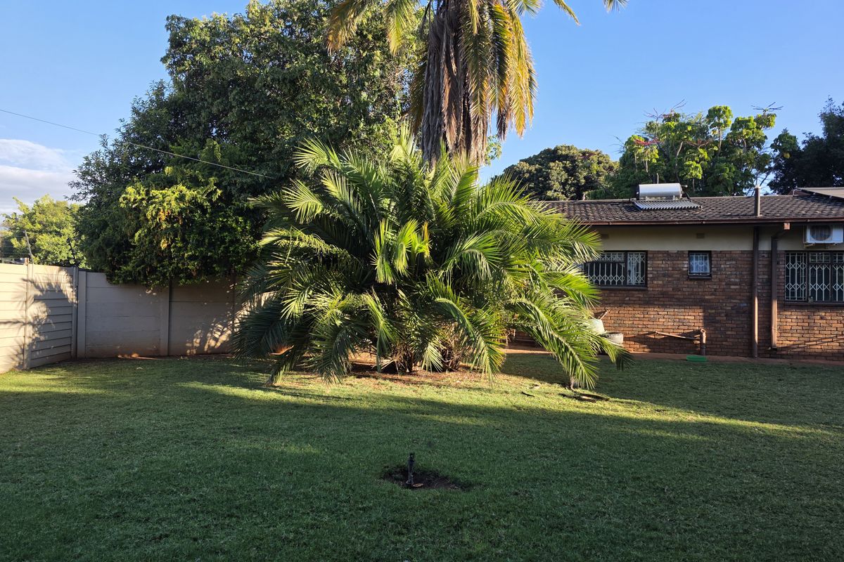 Spacious 4-Bedroom Family Home to Let in Mooinooi - Photo 5