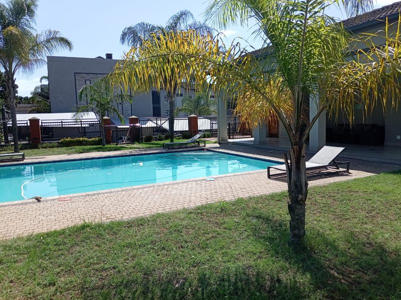 *Lovely 2-Bedroom Family Home in Secure Complex!* - Photo 2