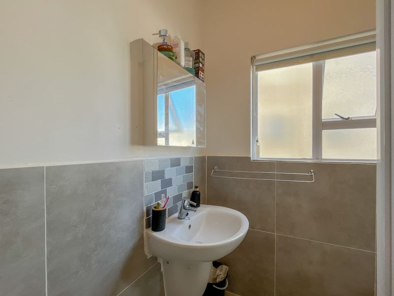 Park-Facing 2 Bed Apartment in Secure Manor Estates - Photo 8