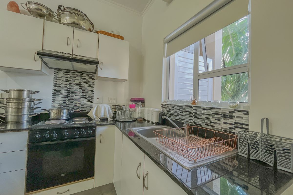 Park-Facing 2 Bed Apartment in Secure Manor Estates - Photo 5