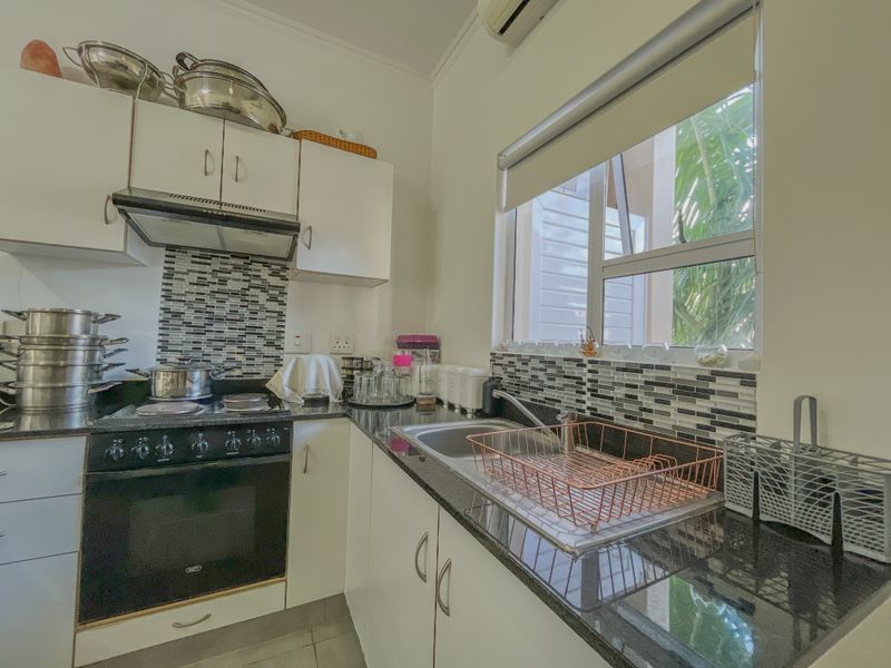 Park-Facing 2 Bed Apartment in Secure Manor Estates - Photo 5