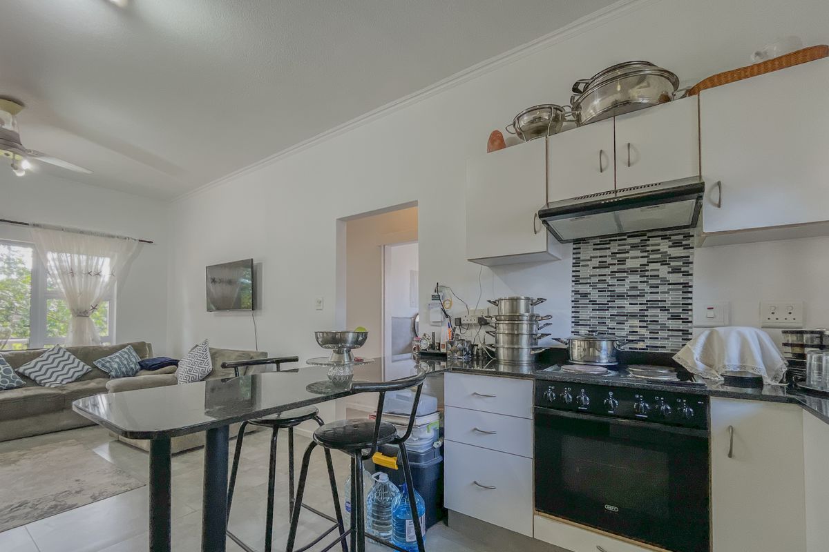 Park-Facing 2 Bed Apartment in Secure Manor Estates - Photo 3