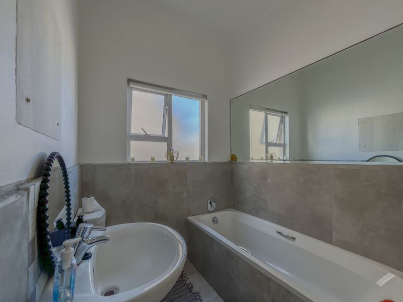 Park-Facing 2 Bed Apartment in Secure Manor Estates - Photo 10