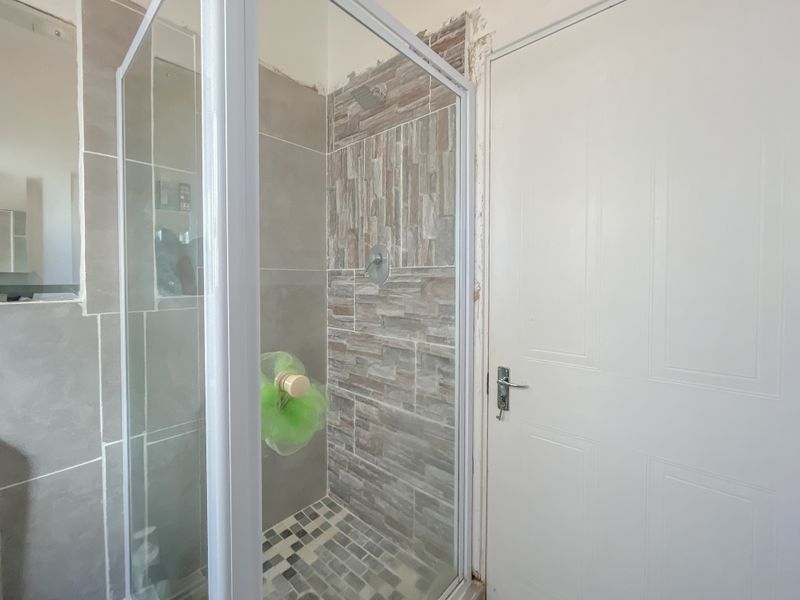 Park-Facing 2 Bed Apartment in Secure Manor Estates - Photo 9