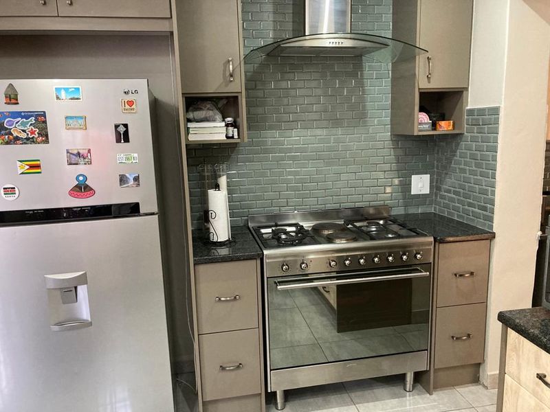 3 Bed House in Faerie Glen - Photo 8