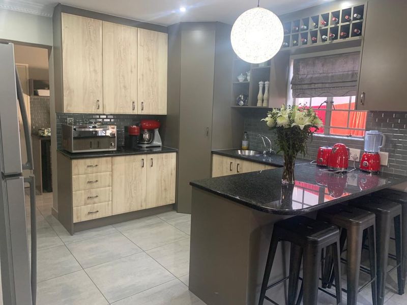 3 Bed House in Faerie Glen - Photo 6