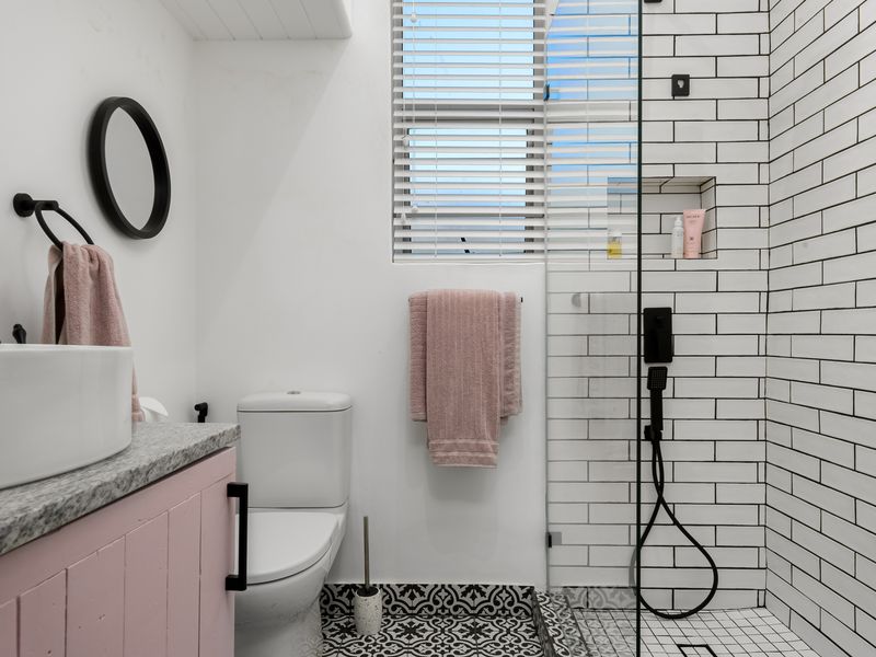 Chic Fully Furnished One Bedroom Apartment In Sea Point - Photo 9