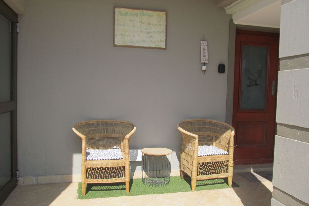 Spectacular Coastal Home with Lagoon & Ocean Views – Dual Living Potential - Photo 5