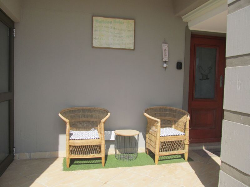 Spectacular Coastal Home with Lagoon & Ocean Views – Dual Living Potential - Photo 5