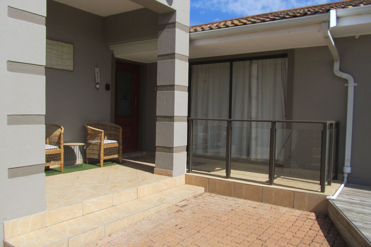 Spectacular Coastal Home with Lagoon & Ocean Views – Dual Living Potential - Photo 4