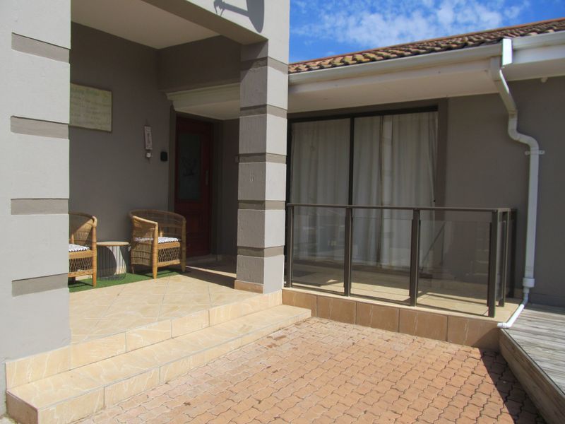 Spectacular Coastal Home with Lagoon & Ocean Views – Dual Living Potential - Photo 4