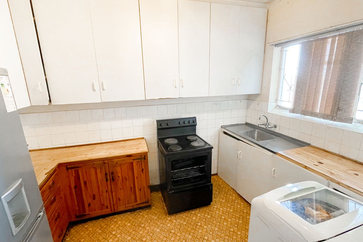 2 BED 1 BATH APARTMENT AND GARAGE FOR SALE - Photo 4