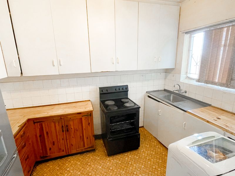 2 BED 1 BATH APARTMENT AND GARAGE FOR SALE - Photo 4