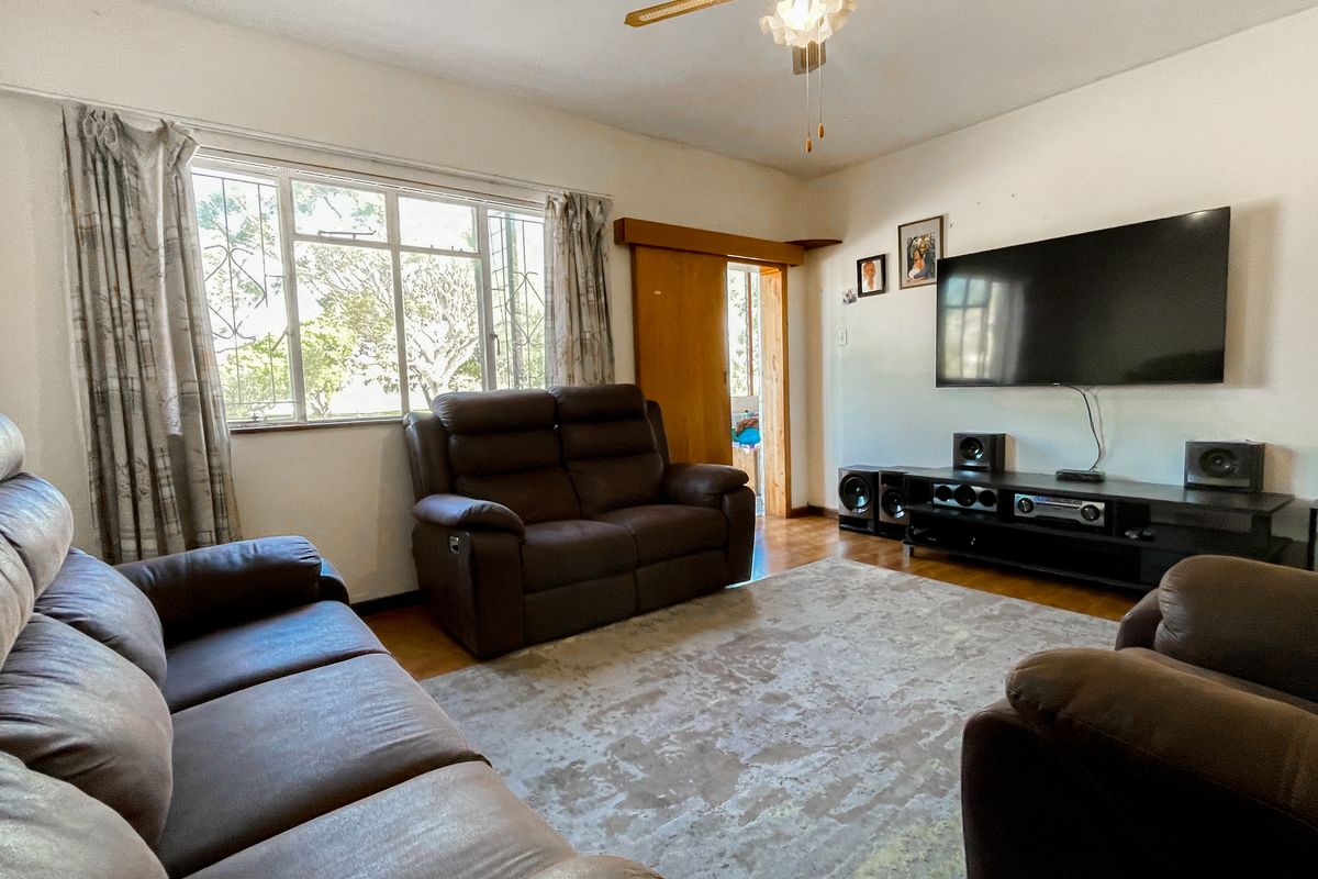 2 BED 1 BATH APARTMENT AND GARAGE FOR SALE - Photo 2