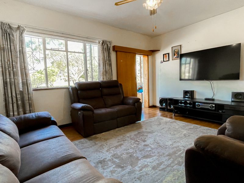 2 BED 1 BATH APARTMENT AND GARAGE FOR SALE - Photo 2