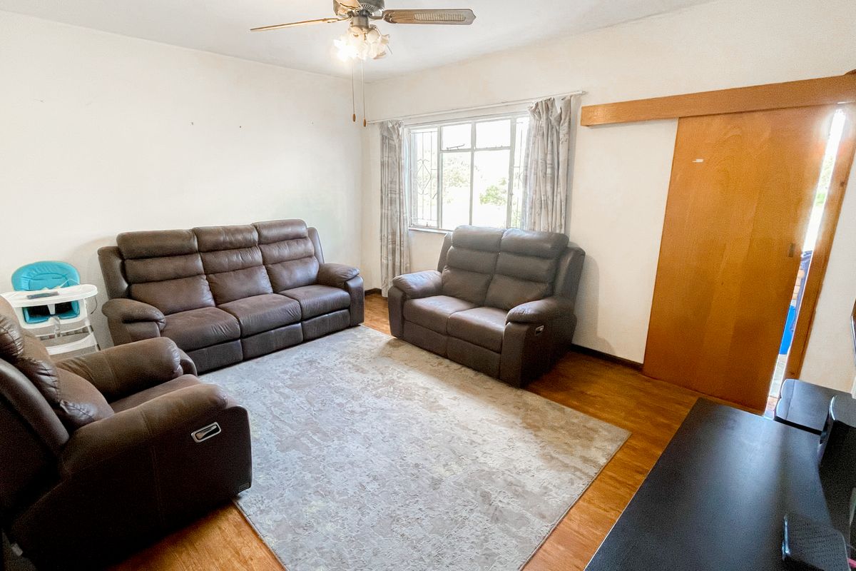 2 BED 1 BATH APARTMENT AND GARAGE FOR SALE - Photo 3