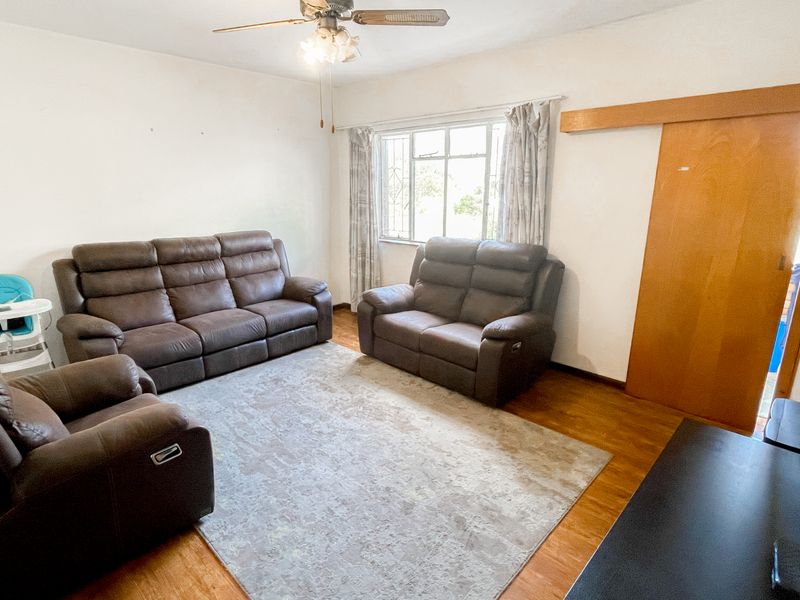 2 BED 1 BATH APARTMENT AND GARAGE FOR SALE - Photo 3