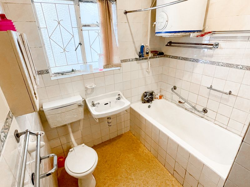 2 BED 1 BATH APARTMENT AND GARAGE FOR SALE - Photo 9