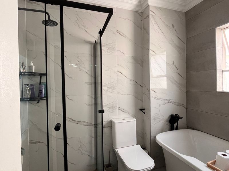 Modern 2 bed 2 bath duplex upper level apartment - Photo 8