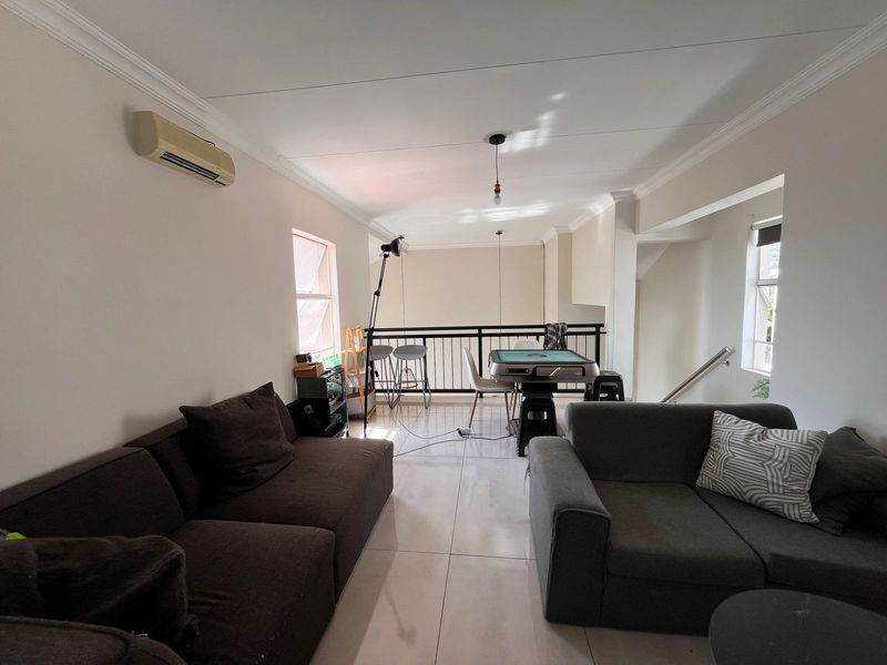 Modern 2 bed 2 bath duplex upper level apartment - Photo 10