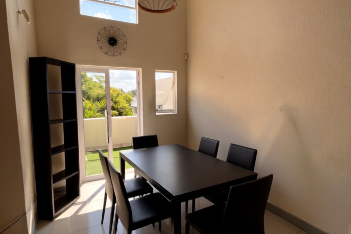 Modern 2 bed 2 bath duplex upper level apartment - Photo 3