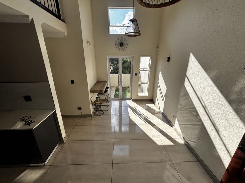 Modern 2 bed 2 bath duplex upper level apartment - Photo 9