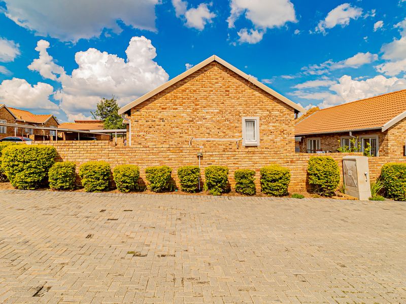 Well-Priced 3-Bedroom Cluster Perfect for Family Living In Prime Location! - Photo 5