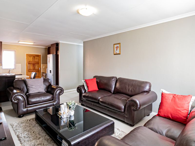 Well-Priced 3-Bedroom Cluster Perfect for Family Living In Prime Location! - Photo 10