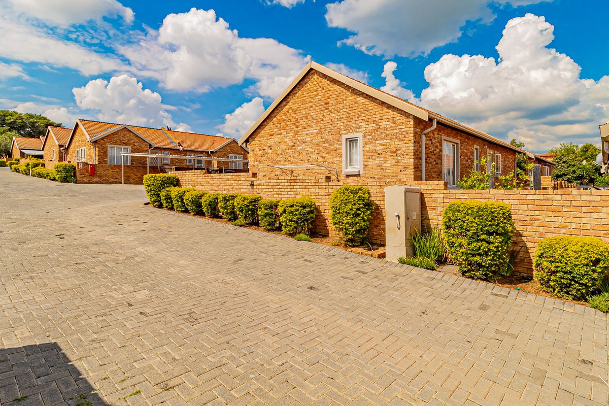Well-Priced 3-Bedroom Cluster Perfect for Family Living In Prime Location! - Photo 4