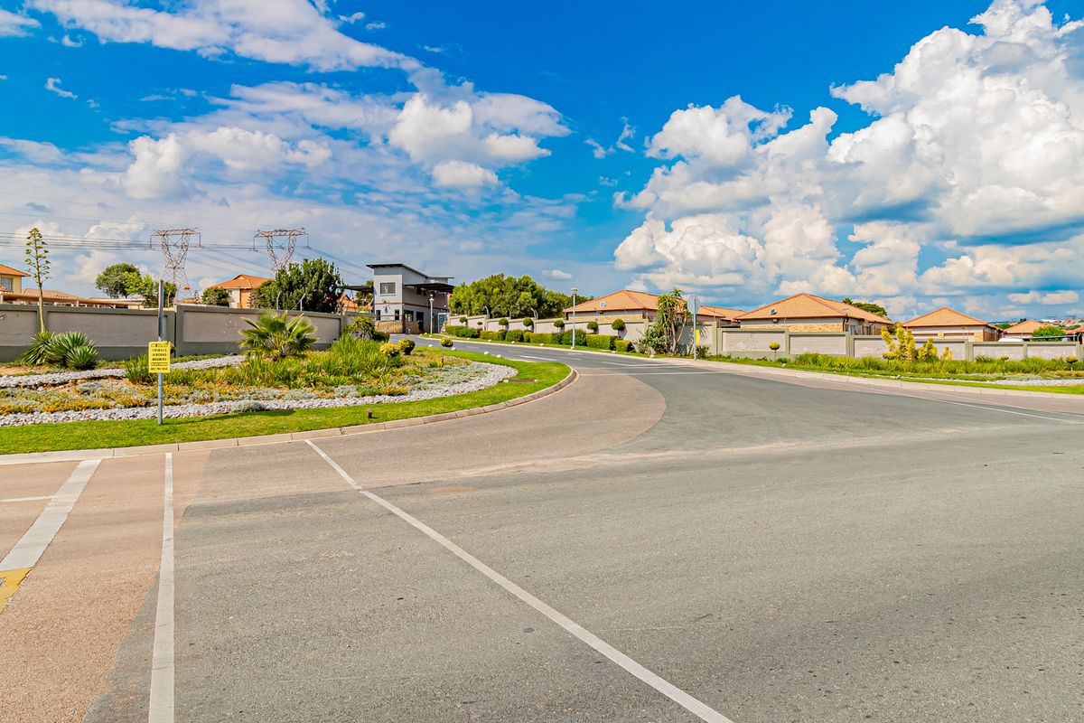 Well-Priced 3-Bedroom Cluster Perfect for Family Living In Prime Location! - Photo 2
