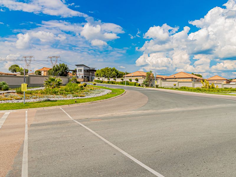 Well-Priced 3-Bedroom Cluster Perfect for Family Living In Prime Location! - Photo 2