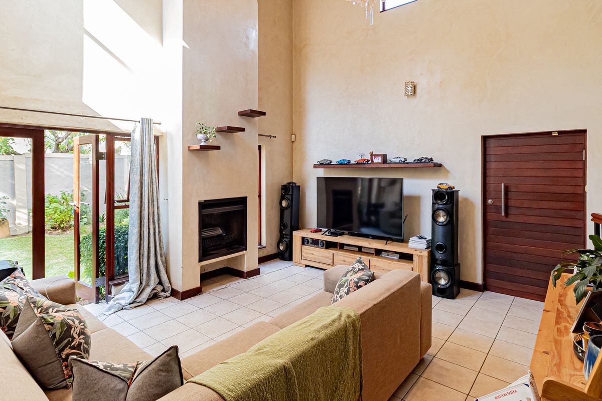 Townhouse For Sale In Sandton - Photo 2