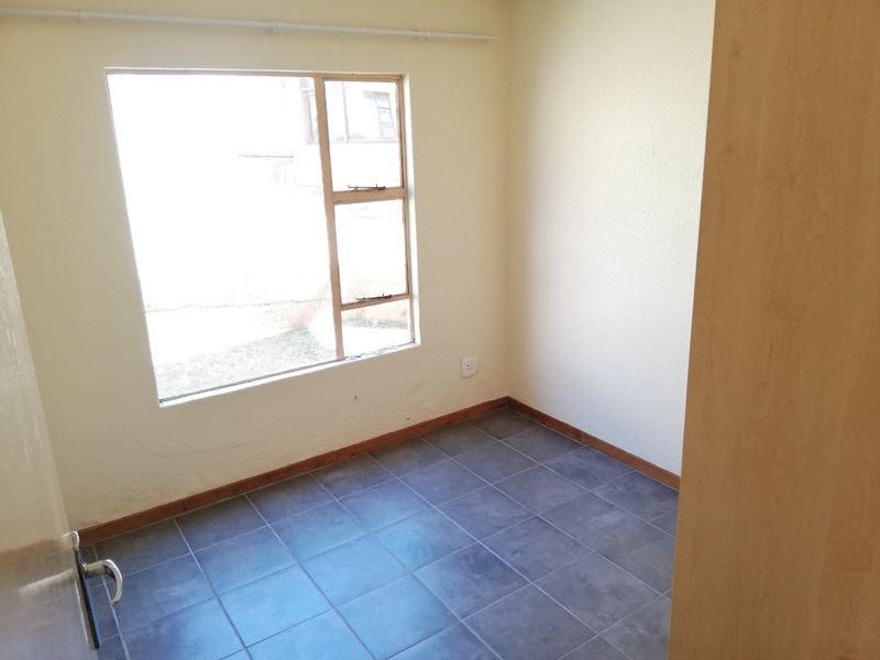 Spacious Ground Floor Unit in Secure Bolder View Complex - Photo 10