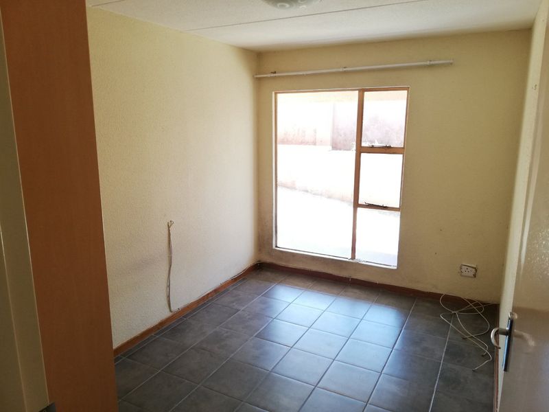 Spacious Ground Floor Unit in Secure Bolder View Complex - Photo 8