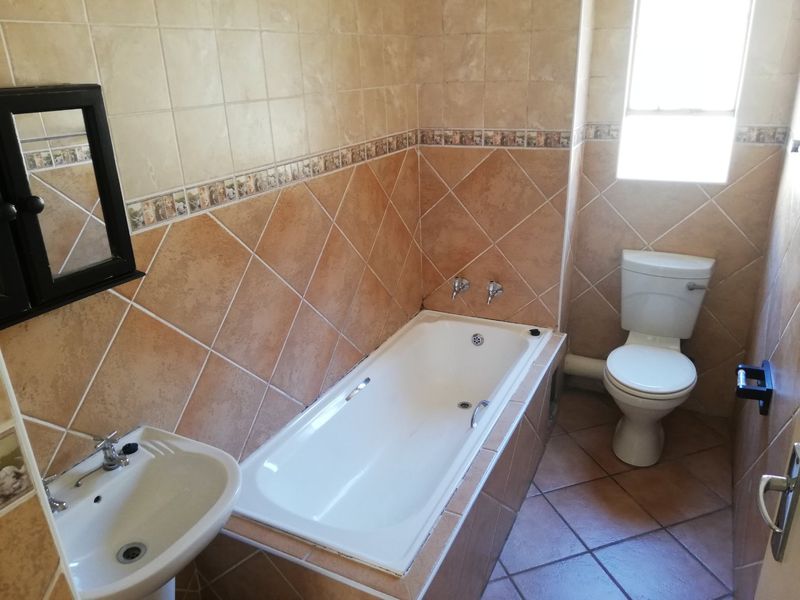 Spacious Ground Floor Unit in Secure Bolder View Complex - Photo 7