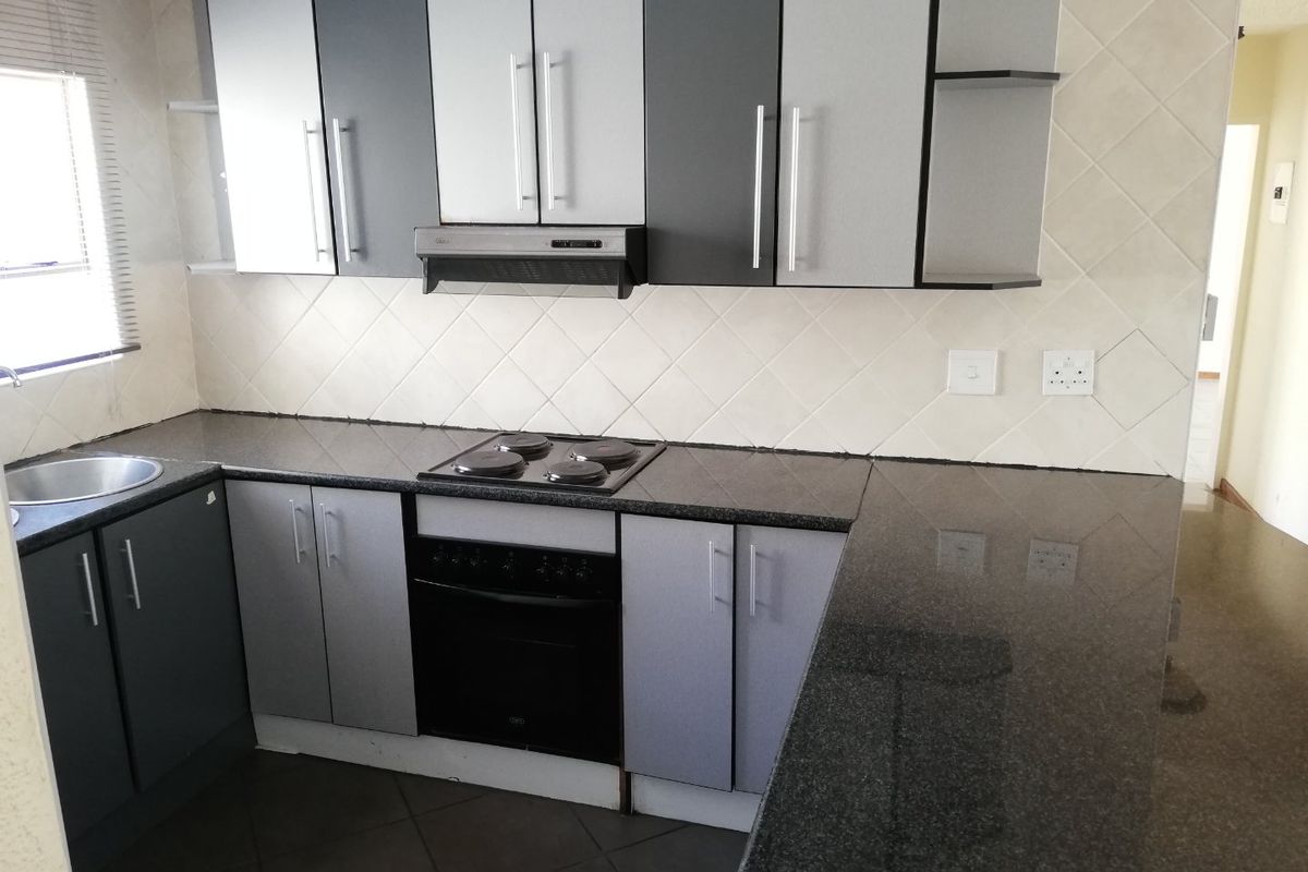 Spacious Ground Floor Unit in Secure Bolder View Complex - Photo 2